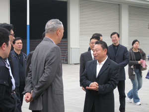 09年3月19日上午9时许,市长蔡奇一行莅临杭州汽车城检查工作